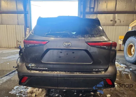 2021 Toyota Highlander Xle z USA, uszkodzony, nr VIN 5TDGZRBH1MS541461